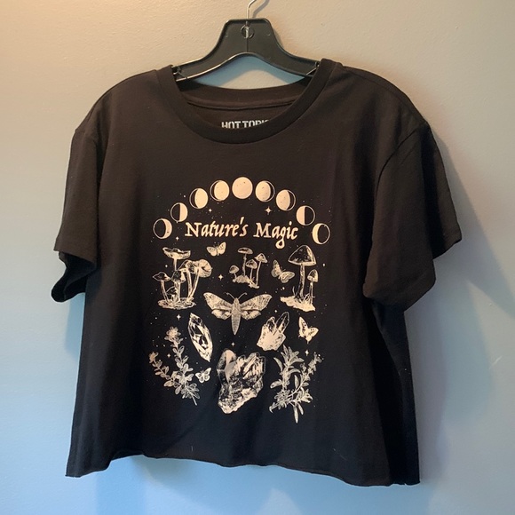 Hot Topic Tops - Hot Topic crop T. Natures Magic size M. EUC